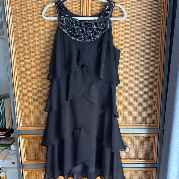 Elegant Black Sleeveless Dress - Picture 1 of 3